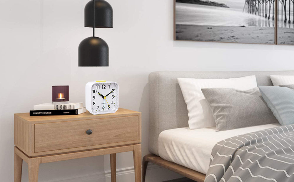 Silent Alarm Clock Non Ticking Bedside Clock with Clear Display Snooze Function Nightlight Loud for Heavy Sleepers Elderly Easy to Use